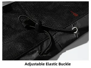 Dettaglio della coulisse elastica regolabile con fermo nero su tessuto tecnico