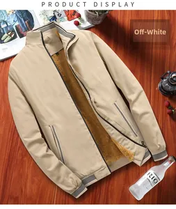 Detailansicht der cremeweißen Herrenjacke mit warmem Fleecefutter und gestreiftem Kragen