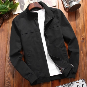 Veste en coton noir pour homme avec col montant et bords-côtes sur fond en bois naturel
