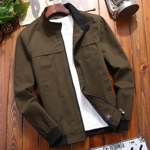 Veste décontractée pour homme vert olive avec col montant sur fond en bois sombre
