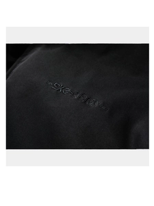 Détail de la broderie EX3 style armée sur tissu de manteau d'hiver noir sergé