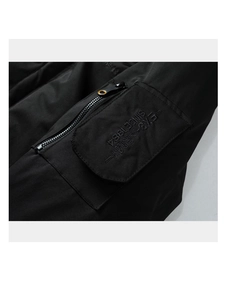 Détail de la poche de manche avec broderie EX-ARMY et fermeture éclair sur veste noire