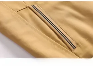 Makroaufnahme der Jackentasche mit blau-weiß gestreiftem Strickband und präzisen Nähten