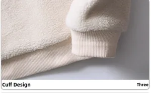 Détail du poignet en tricot côtelé sur une veste épaisse en polaire sherpa beige