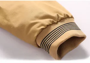 Details des khakifarbenen Jackensaums mit schwarzen Streifen und winddichtem Twill-Stoff