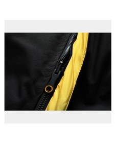Détail de la fermeture éclair d'une veste d'hiver avec doublure jaune et anneau