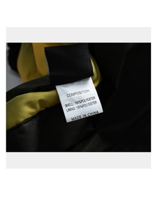 Gros plan de l'étiquette d'entretien indiquant 100% polyester et fabriqué en Chine