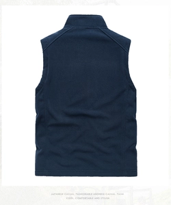 Achteraanzicht van een donkerblauwe fleece bodywarmer met opstaande kraag