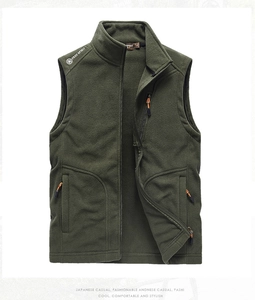Detail van fleece vest met opstaande kraag en contrasterende oranje ritsstrekkers aan