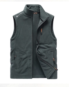 Detail van grijs fleece vest met opstaande kraag en oranje geaccentueerde ritszakken