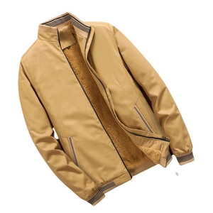 Khaki Herrenjacke mit Fleecefutter, Stehkragen und kontrastierenden Rippbündchen im Detail