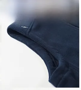 Detailopname van de fleece stoftextuur en duurzame stiksels op de donkerblauwe vest