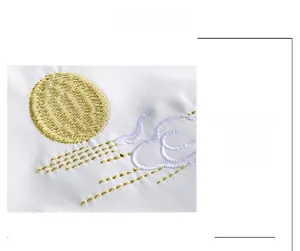 Dettaglio del ricamo in filo d'oro con nuvole e sole su giacca da uomo in tessuto bianco