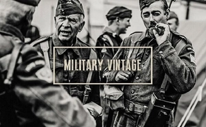 Détail d'une chemise militaire vintage avec équipement rétro et ceinture tactique