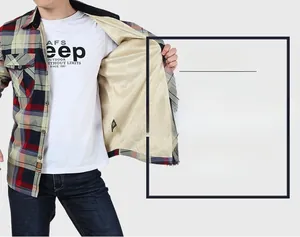 Détail d'une chemise à carreaux pour hommes montrant la doublure polaire épaisse