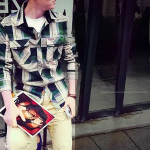 Détail de la doublure polaire chaude et du motif à carreaux verts sur cette chemise homme