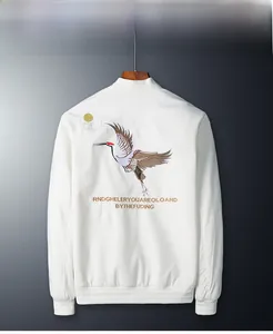 Dettaglio ricamo gru e sole dorato sul retro della giacca bomber bianca da uomo