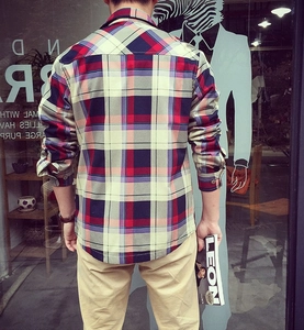 Détail de la vue arrière d'une chemise à manches longues pour homme à carreaux rouges