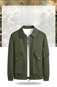 Dettaglio della giacca militare verde con tasche cargo e tasca sulla manica sinistra