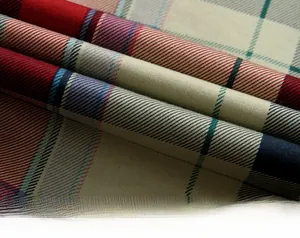 Gros plan du tissu en coton à carreaux rouges et bleus avec tissage sergé détaillé