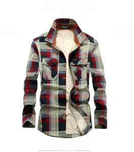 Détail d'une chemise en flanelle à carreaux pour homme avec doublure polaire et poche