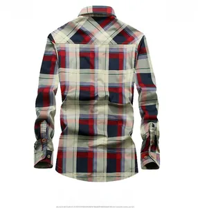 Détail de l'arrière d'une chemise à carreaux épaisse à manches longues, rouge et bleu