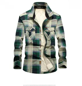 Détail de la doublure en polaire chaude et du motif à carreaux verts sur la chemise