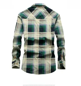 Détail d'une chemise à carreaux verts avec empiècement dos et poignets boutonnés