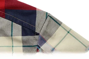 Détail d'une chemise à carreaux rouge et bleu montrant la double couture à l'épaule