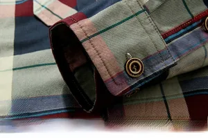 Détail du poignet d'une chemise à carreaux avec boutons et coutures de précision