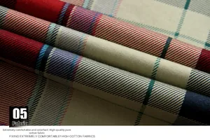 Gros plan sur le tissu en coton à carreaux rouge et bleu avec une texture en sergé