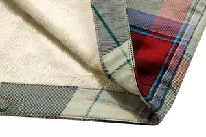 Gros plan de l'ourlet d'une chemise à carreaux avec doublure chaude en polaire