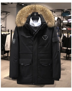 Détails des poches multiples et du col en fausse fourrure sur la parka d'hiver noire