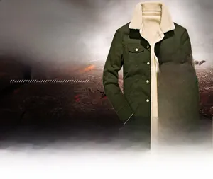 Vista dettagliata della giacca in denim verde scuro con fodera in sherpa bianco e collo