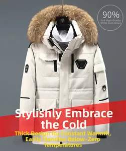 Détail du rembourrage en duvet de canard 90% et du col en fourrure du parka d'hiver épais