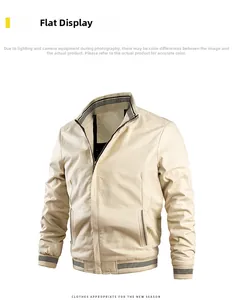 Détails des poignets et du col rayés noir et blanc sur cette veste homme beige