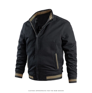 Détail d'un blouson aviateur noir avec bords-côtes rayés dorés et col montant chic