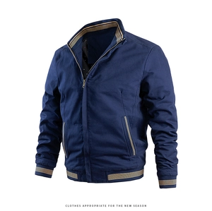Détail de veste bomber bleu marine avec poignets côtelés à rayures jaunes et col montant