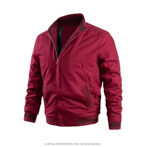 Détail du blouson bomber rouge foncé pour homme avec col montant et fermeture éclair
