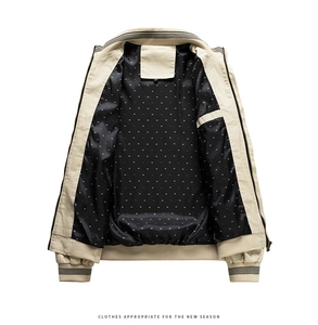 Détail de la veste beige pour homme avec poignets rayés et doublure en soie à motifs