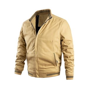 Détail de la veste kaki pour homme avec col montant, poignets rayés et fermeture éclair