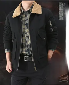 Détail d'une veste en coton pour homme avec col en polaire sherpa marron et poignets côtelés