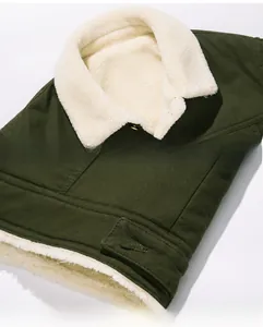Dettagli della giacca militare verde con colletto in ecopelliccia bianca e bottoni