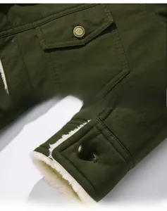 Dettaglio giacca in denim verde militare con fodera in lana d'agnello e bottoni