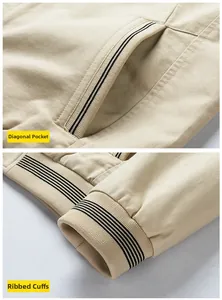 Détails des poches obliques et des poignets côtelés rayés sur une veste en coton beige
