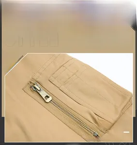Détail d'une veste en coton kaki montrant une poche durable avec fermeture éclair en bronze