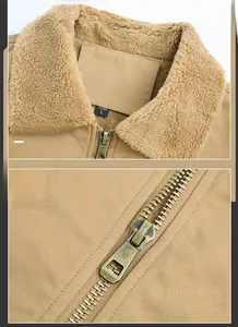 Détail de la veste kaki avec col en polaire chaude et fermeture éclair en métal robuste