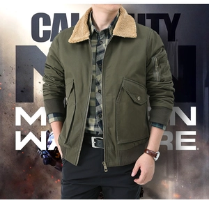 Détail d'une veste en coton vert militaire avec col en polaire et poche zippée sur la manche