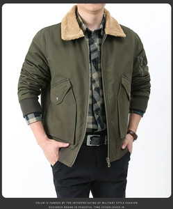 Détail d'un blouson aviateur militaire avec col en sherpa doux et tissu en coton olive