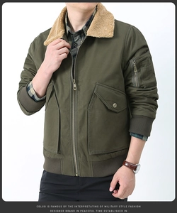 Détail du blouson aviateur vert armée avec col en polaire beige et poches pratiques
